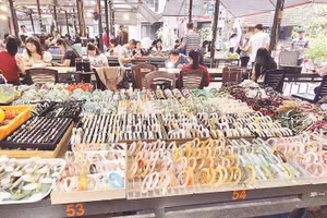 Một góc chợ đá quý Lục Yên.