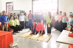 Cô dâu, chú rể quỳ lạy trước bàn thờ tổ tiên, thể hiện lòng thành kính.