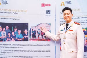 Với gương mặt ưa nhìn và giọng nói truyền cảm, Thượng úy Lê Cao Thiên đã để lại ấn tượng mạnh với khán giả.