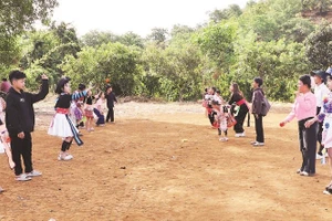 Trai gái người H'Mông ở Lâm Đồng ném pao trong ngày hội mùa xuân.