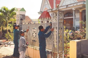 Người dân xã Ia Hiao tự nguyện tháo dỡ cổng, hàng rào hiến đất mở đường.