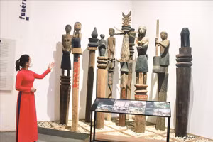 Tượng nhà mồ trưng bày tại Bảo tàng Đắk Lắk.