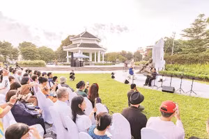 Nghệ sĩ Trần Mạnh Tuấn biểu diễn trong Công viên Trịnh Công Sơn ở Huế.