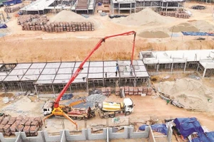 Trường phổ thông nội trú tiểu học và trung học cơ sở A Mú Sung đang được khẩn trương thi công.