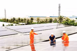 Cán bộ kỹ thuật Công ty Điện lực Hưng Yên kiểm tra hệ thống điện mặt trời mái nhà tại Công ty Dệt sợi 8/3. 