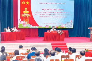 Lãnh đạo Ủy ban nhân dân xã Cẩm Giàng đối thoại với doanh nghiệp, hợp tác xã và các hộ kinh doanh. 