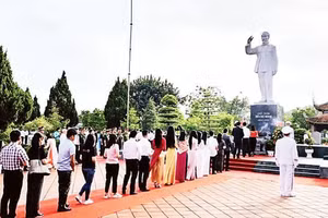 Quảng trường Khu di tích quốc gia đặc biệt Chủ tịch Hồ Chí Minh trên đảo Cô Tô (Ảnh QUANG THỌ) 