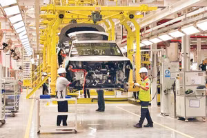 Doanh nghiệp nước ngoài đầu tư hàng trăm triệu USD đầu tư xây dựng và đưa vào hoạt động Nhà máy lắp ráp ô-tô GEL-O & J tại Khu công nghiệp Hưng Phú. 