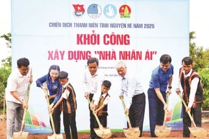 Đồng chí Đỗ Văn Chiến, Ủy viên Bộ Chính trị, Bí thư Trung ương Đảng, Chủ tịch Ủy ban Trung ương Mặt trận Tổ quốc Việt Nam dự lễ khởi công xây dựng “Nhà nhân ái” tặng hộ nghèo tại huyện Chư Păh, tỉnh Gia Lai. 