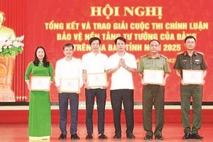 Lãnh đạo Ban Tuyên giáo và Dân vận Tỉnh ủy Thanh Hóa trao chứng nhận cho các tập thể có thành tích xuất sắc trong chỉ đạo, triển khai cuộc thi. (Ảnh MAI LUẬN)