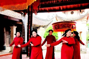 Các nghệ nhân trình diễn hát Xoan phục vụ du khách tại các điểm du lịch cộng đồng.