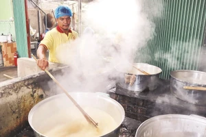 Công nhân người Khmer nấu đường thốt nốt truyền thống.