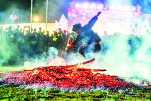 Lễ hội nhảy lửa của dân tộc Pà Thẻn, xã Tân Trịnh, tỉnh Tuyên Quang.