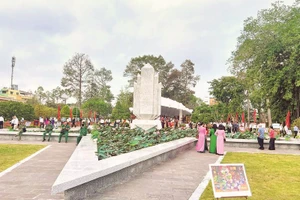 Đại biểu và nhân dân viếng, tham quan Khu di tích Nguyễn Sinh Sắc.