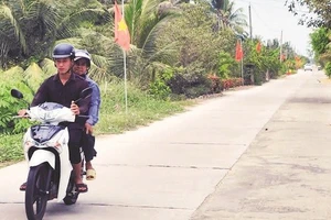 Đại đức Danh Dung cùng chính quyền địa phương vận động dân đồng thuận nâng cấp mở rộng tuyến lộ nối ấp Hiệp Hòa và Đồng Tranh, xã Vĩnh Bình.