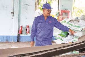 Ông Nguyễn Thanh Hải trong ca sản xuất.