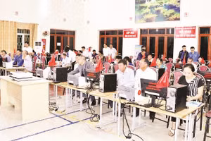 Người dân xã Gia Trấn, tỉnh Ninh Bình tích cực tham gia lớp “Bình dân học vụ số”.