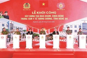 Các đại biểu ấn nút khởi công xây dựng công trình tòa nhà khám, chữa bệnh Trung tâm Y tế Tương Dương. (Ảnh THU HIỀN)