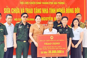 Hội Cựu chiến binh thành phố Hải Phòng trao kinh phí hỗ trợ sửa chữa nhà, tặng cựu chiến binh Nguyễn Ngọc Minh ở xã Đại Sơn. 