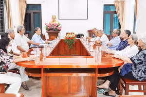 Các thành viên Đội Biệt động học sinh thị xã Cao Lãnh trong một lần họp mặt.