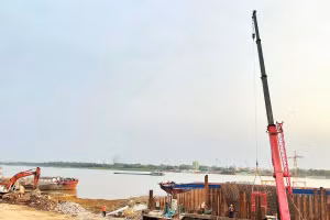 Các đơn vị thi công trụ móng cầu phần bắc qua sông Hồng thuộc phường Bồ Đề và phường Hồng Hà. 