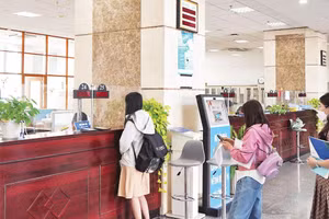 Người nộp thuế làm thủ tục kê khai thuế tại Thuế Thành phố Hồ Chí Minh.