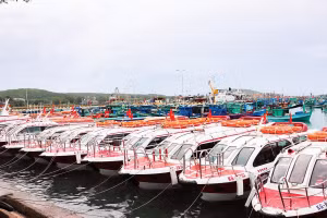 Phương tiện ca-nô chở khách du lịch trên biển ở Phú Quốc.