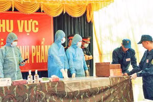 Cán bộ quân y thực hiện lấy mẫu hài cốt liệt sĩ tại Nghĩa trang liệt sĩ phục vụ giám định ADN.