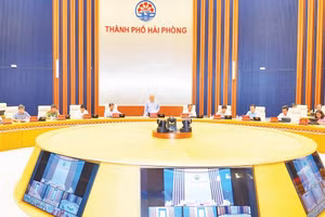 Một cuộc họp của Ủy ban nhân dân thành phố Hải Phòng được tổ chức bằng hình thức trực tiếp kết hợp trực tuyến, kết nối đến 100% các xã, phường, đặc khu trên địa bàn. 