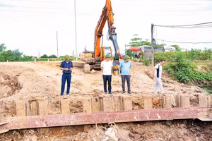 Lãnh đạo xã Hoàn Long kiểm tra tiến độ thi công một số dự án, công trình trọng điểm trên địa bàn (Ảnh CTTĐT xã Hoàn Long)
