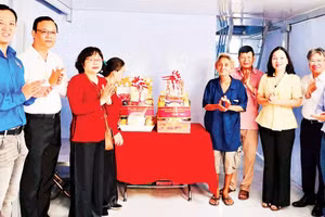 Lãnh đạo Ủy ban Mặt trận Tổ quốc Thành phố Hồ Chí Minh và phường Chợ Quán chúc mừng gia đình ông Trịnh Ngưu vừa đón nhận căn nhà Đại đoàn kết. 
