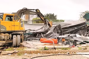 Lực lượng chức năng phường Thanh Liệt phá dỡ công trình vi phạm trên đất nông nghiệp.