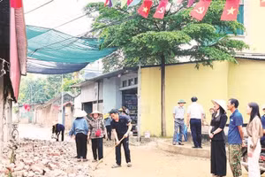 Người dân thôn Trạch Lôi, xã Phúc Thọ tự nguyện phá dỡ tường nhà để mở rộng đường nội thôn.