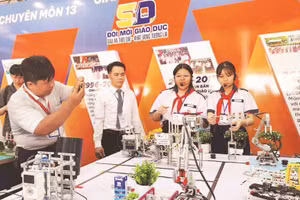 Học sinh trải nghiệm các mô hình giáo dục STEM tại Triển lãm 50 năm đổi mới giáo dục Thành phố Hồ Chí Minh