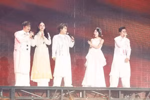 Các nghệ sĩ biểu diễn trong chương trình Hò Dô 2025 (Ảnh MẠNH HẢO)