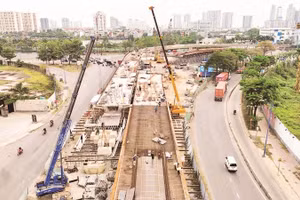 Nhánh cầu N3 thuộc nút giao An Phú khi hoàn thành sẽ góp phần giảm ùn tắc khu vực cảng Cát Lái (Ảnh VÕ LÊ)