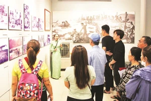 Du khách tham quan Côn Đảo. (Ảnh THÙY TRANG)