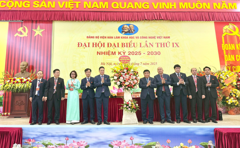 Phó Thủ tướng Nguyễn Chí Dũng tặng hoa chúc mừng Đại hội. 36050ad6-5ec1-41b7-af3b-8e6ac4f2ef22.jpg