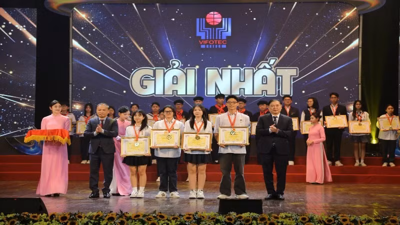 Ban Tổ chức trao giải Nhất cho các tác giả đoạt giải.