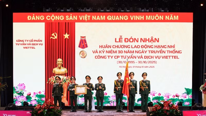 Lãnh đạo Công ty Cổ phần Tư vấn và Dịch vụ Viettel đón nhận Huân chương Lao động hạng Nhì.