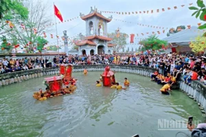 Màn rước kiệu dưới nước được diễn ra vào ngày mồng 9 tháng Giêng hằng năm tại lễ hội đền, chùa Phượng Vũ (xã Vũ Thư, tỉnh Hưng Yên).