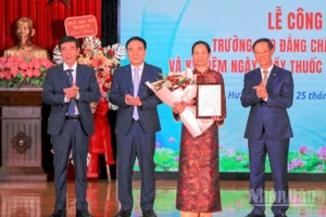 Đại diện Bộ Y tế trao Quyết định công nhận Trường cao đẳng Y tế Thái Bình đạt chất lượng cao.