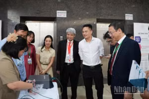 Nhiều thiết bị y tế hiện đại được trưng bày, giới thiệu tại Hội thảo khoa học cấp khu vực do Bệnh viện đa khoa Thái Bình tổ chức.