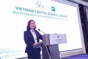 Bà Vũ Thị Chân Phương, Chủ tịch Ủy ban Chứng khoán Nhà nước phát biểu tại Tọa đàm.