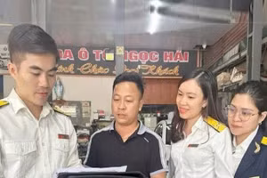 Công chức thuế tỉnh Hà Tĩnh hướng dẫn người dân hoàn thiện thủ tục chấm dứt hiệu lực mã số thuế, góp phần chuẩn hóa dữ liệu người nộp thuế và tháo gỡ vướng mắc trong thực hiện thủ tục hành chính.