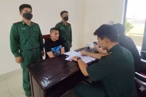 Đồn Biên phòng Cảng cửa khẩu Diêm Điền lấy lời khai đối tượng Phan Hải Triều tàng trữ ma túy. (Ảnh: Bộ đội Biên phòng cung cấp)