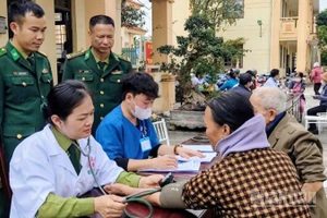 Lực lượng Bộ đội Biên phòng tỉnh Hưng Yên khám bệnh, phát thuốc miễn phí cho người dân vùng biên giới biển.