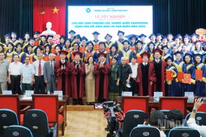 Các lưu học sinh chụp ảnh kỷ niệm với lãnh đạo nhà trường.