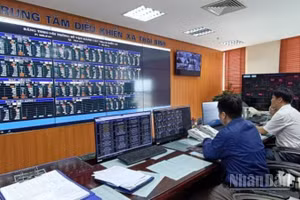Cán bộ kỹ thuật trực theo dõi tại Trung tâm điều khiển, thuộc Công ty Điện lực Hưng Yên.