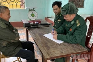 Một công dân tự giác giao nộp công cụ tự chế dịp Tết Nguyên đán cho Bộ đội biên phòng tỉnh Hưng Yên.